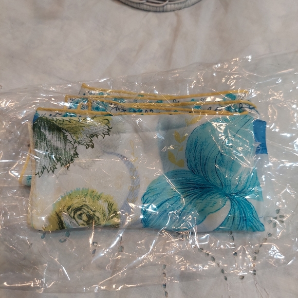 Vintage Blues greens floral rayon scarf. - Picture 7 of 7